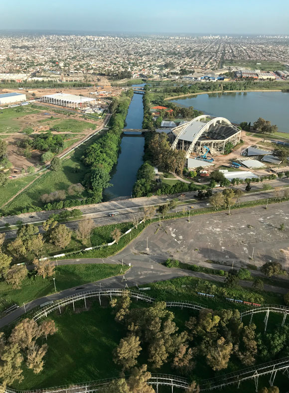 Vista de restos del parque de diversiones y de centros del conurbano
