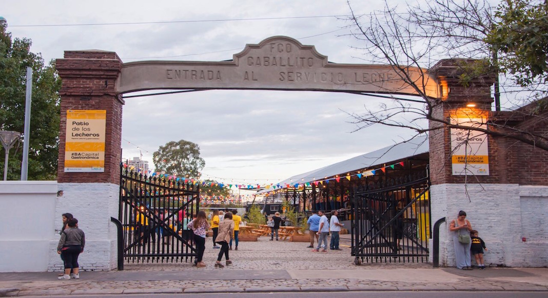 Patio de Los Lecheros en Caballito, paseo gastronómico a cielo abierto